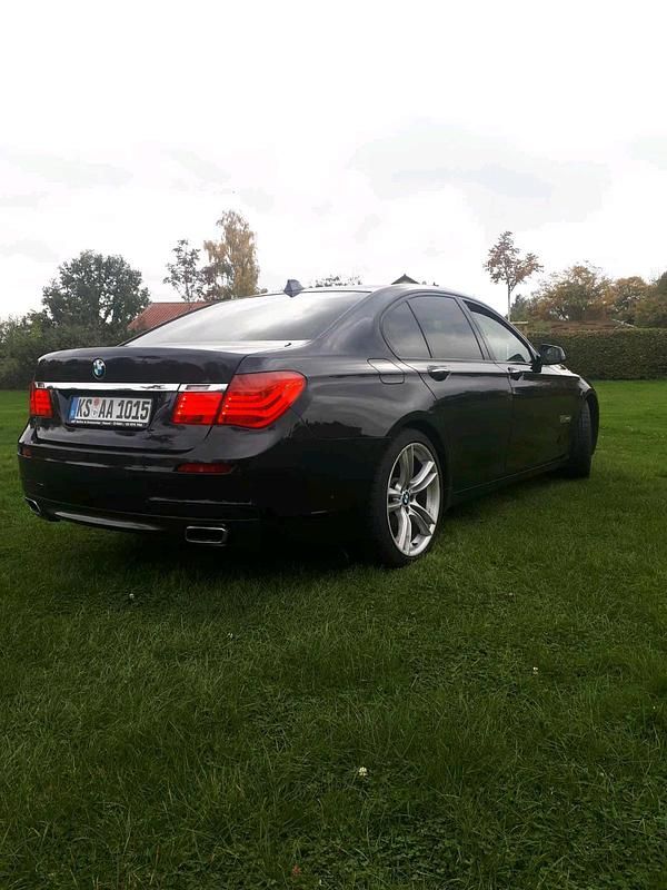 Gebraucht BMW 740 306 PS (225 kW) 2012 Blau Limousine