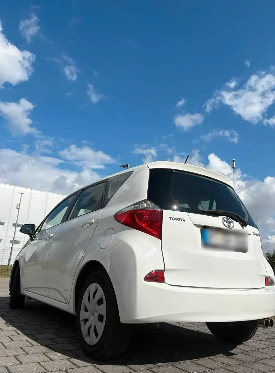 Gebraucht Toyota Verso-S 99 PS (72 kW) 2013 Weiß Van / Kleinbus