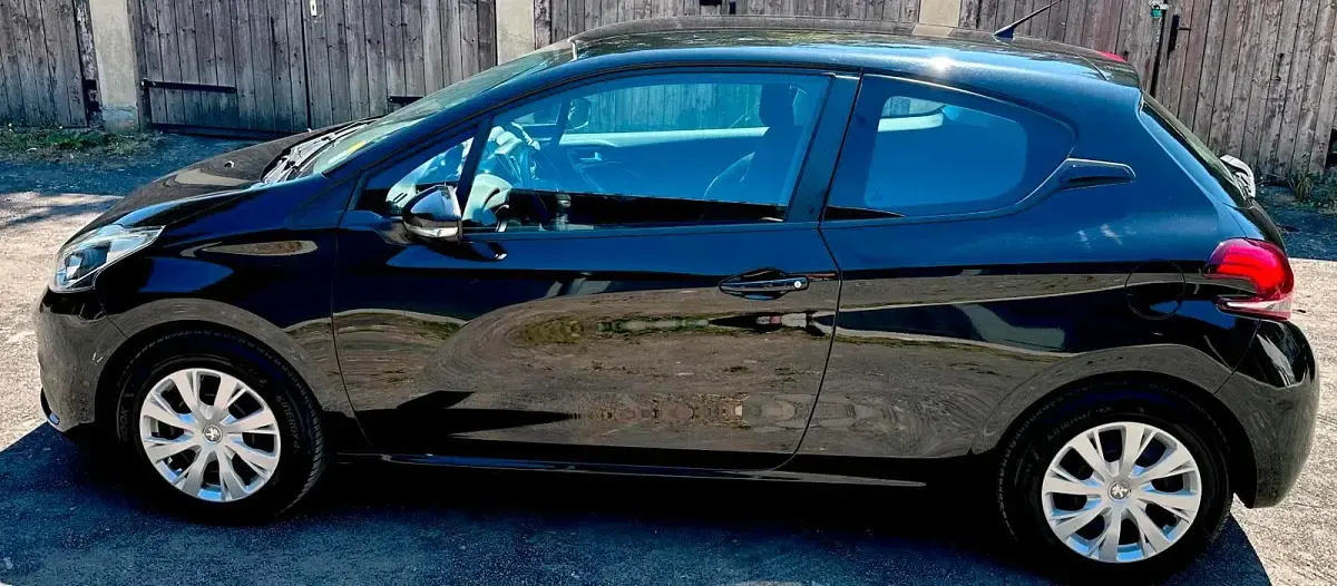 Gebraucht Peugeot 208 82 PS (60 kW) 2017 Schwarz Kleinwagen