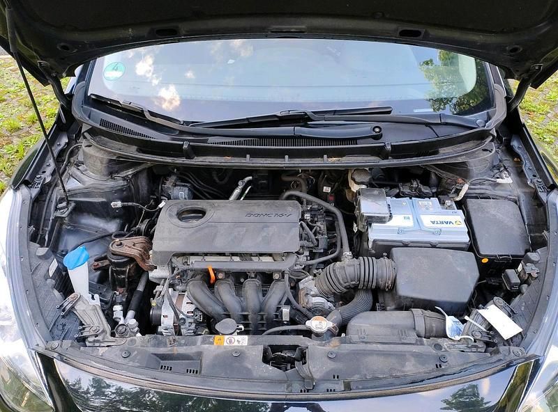 Gebraucht Hyundai i30 101 PS (74 kW) 2014 Schwarz Limousine