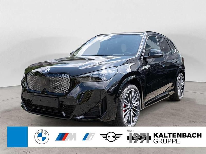 Black sapphire Neu 2025 BMW iX1 M Sport SUV | 62.590 € (Teuer) - Bild 1/3