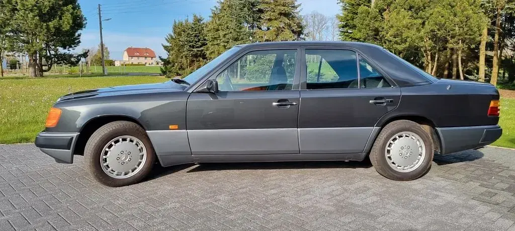 Używany Mercedes E300 220 KM (161 kW) 1990 Czarny Sedan/Limuzyna