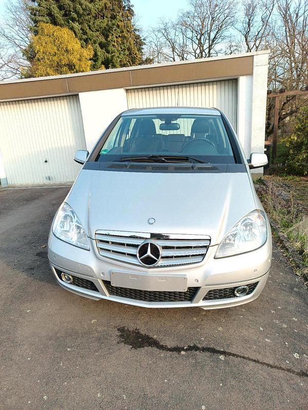 Gebraucht Mercedes A180 115 PS (84 kW) 2011 Silber Kleinwagen
