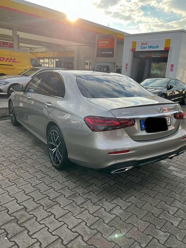 Bronze Gebraucht 2021 Mercedes E300 AMG line Limousine | 41.999 € - Bild 1/4