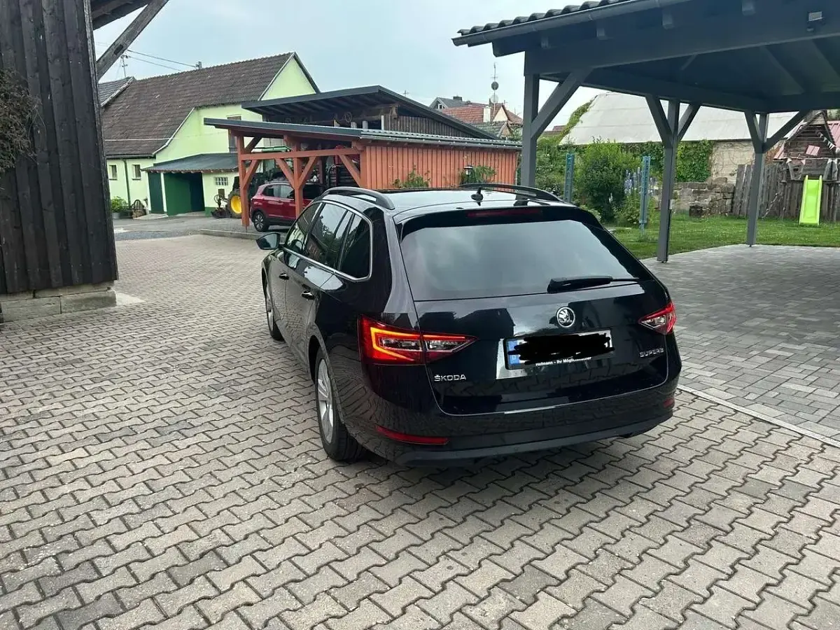Gebraucht Skoda Superb Ambition 150 PS (110 kW) 2018 Schwarz Kombi
