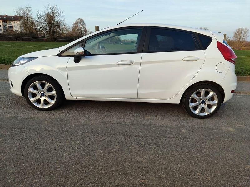 Gebraucht Ford Fiesta Viva 82 PS (60 kW) 2011 Weiß Kleinwagen