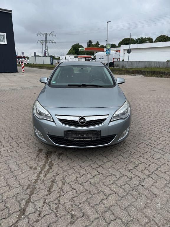 Silber Gebraucht 2012 Opel Astra Design Edition Limousine | 2.450 € (Fairer Preis) - Bild 1/4
