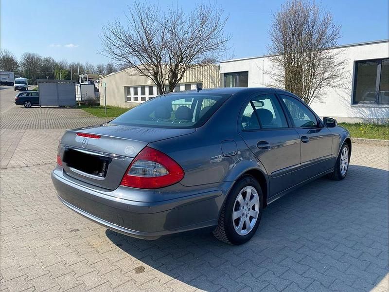 Gebraucht Mercedes E200 184 PS (135 kW) 2007 Blau Limousine