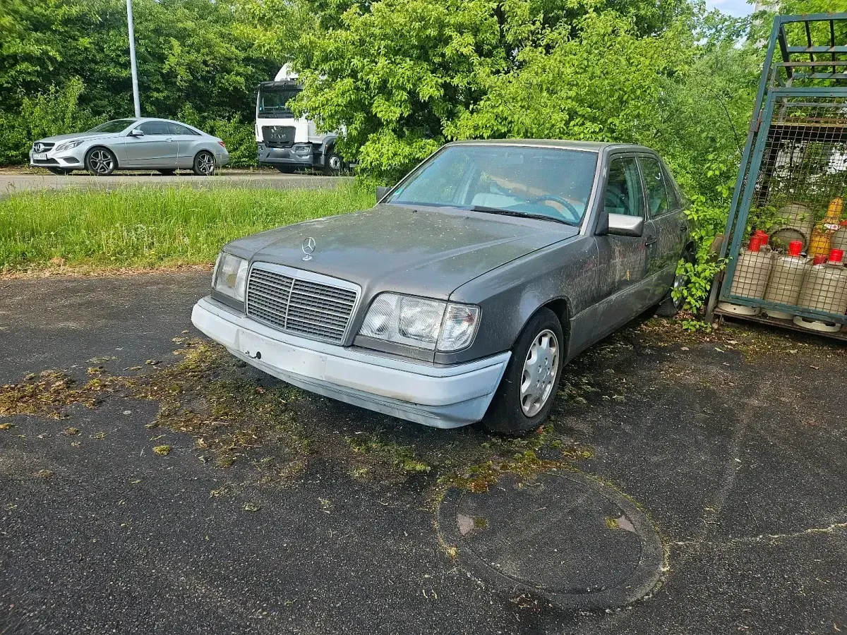 Brugt Mercedes E280 193 HK (141 kW) 1991 Grå Sedan