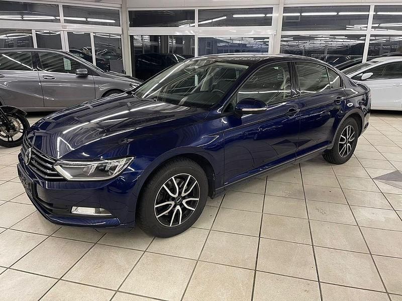 Blau Gebraucht 2017 VW Passat Trendline Limousine | 11.999 € (Superpreis) - Bild 1/4