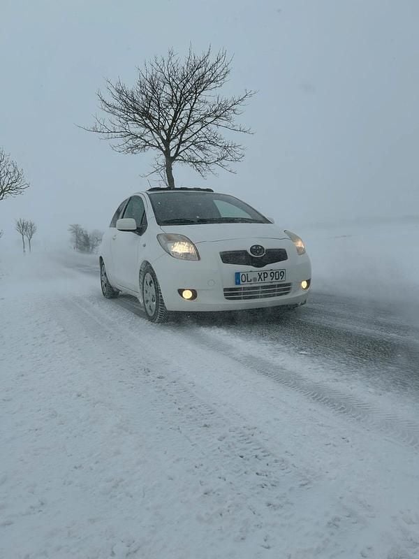Weiß Gebraucht 2008 Toyota Yaris Kleinwagen | 4.800 € (Teuer) - Bild 1/4