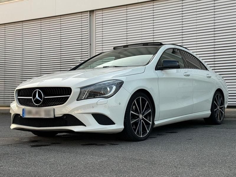 Weiß Gebraucht 2015 Mercedes CLA220 Urban Limousine | 14.990 € (Fairer Preis) - Bild 1/4