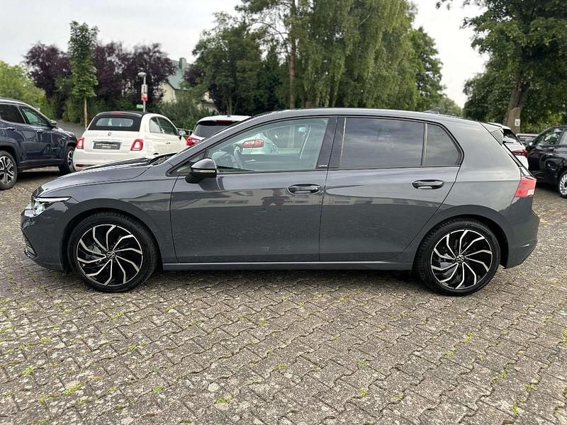Gebraucht VW Golf VIII Active 150 PS (110 kW) 2022 Delfingrau Limousine