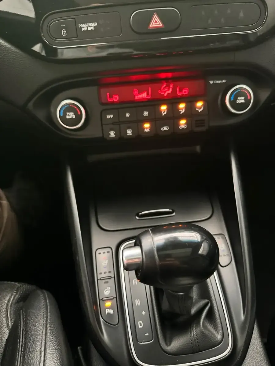 Gebraucht Kia Carens 141 PS (103 kW) 2016 Andere farben Van / Kleinbus