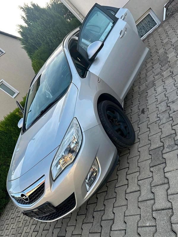Gebraucht Opel Astra 116 PS (85 kW) 2011 Silber Kombi