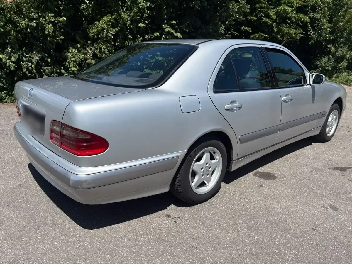 Gebraucht Mercedes E220 Classic 143 PS (105 kW) 2000 Silber Limousine