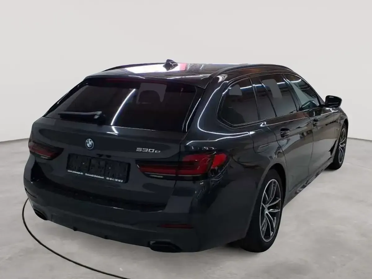 Gebraucht BMW 530e M Sport 184 PS (135 kW) 2023 Sophistograu brillanteffekt metallic Kombi