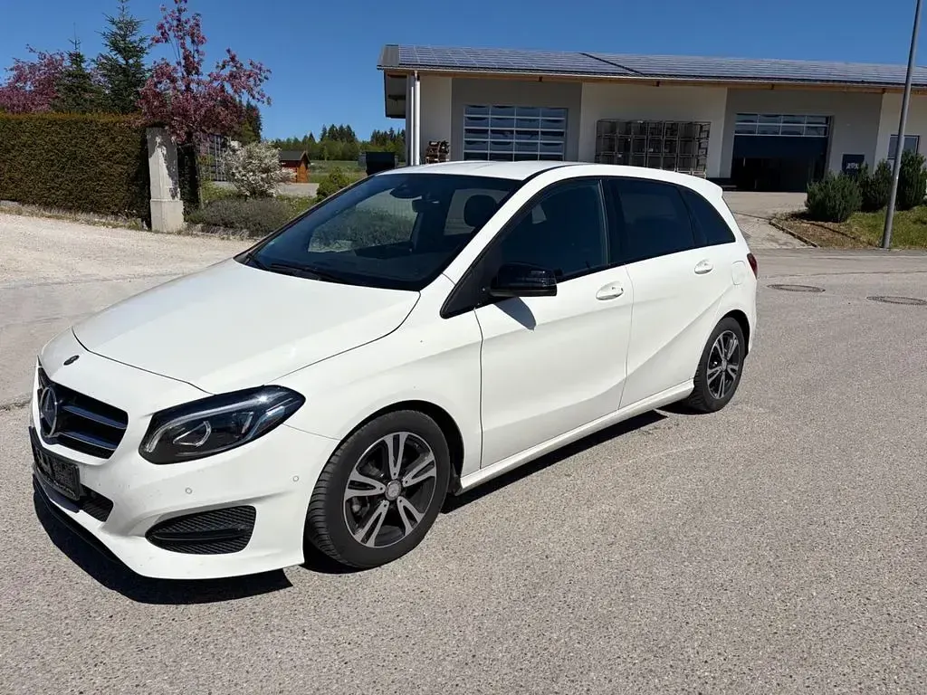 Gebraucht Mercedes B180 109 PS (80 kW) 2015 Weiß Van / Kleinbus