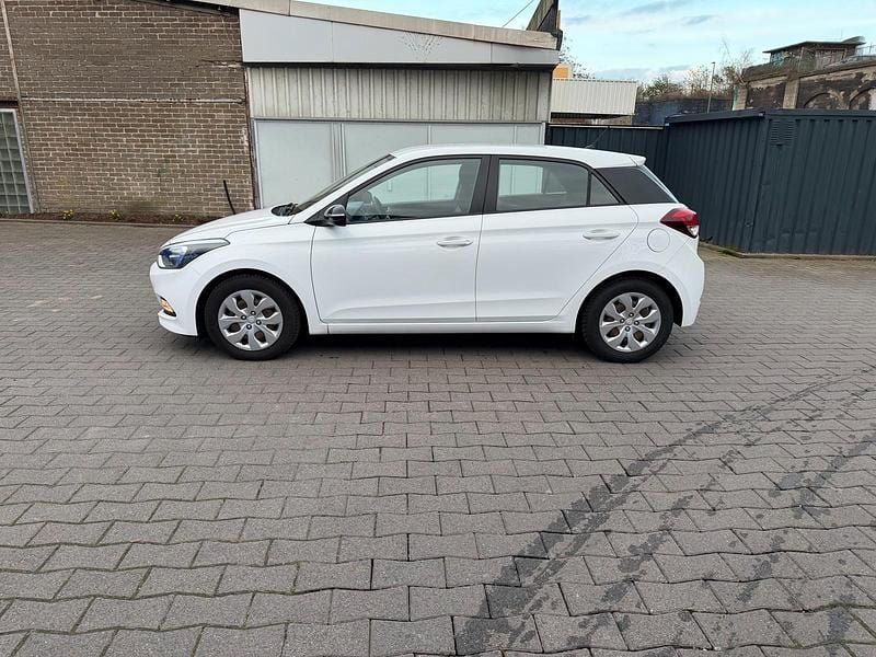 Gebraucht Hyundai i20 75 PS (55 kW) 2015 Weiß Limousine
