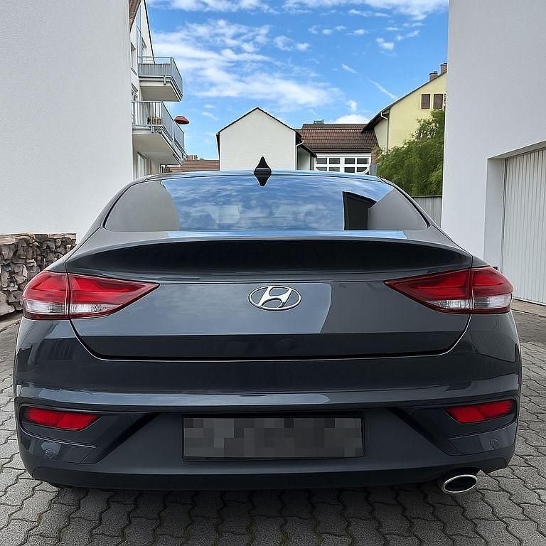 Grau Gebraucht 2021 Hyundai i30 Edition 30+ Limousine | 17.900 € (Guter Preis) - Bild 1/3