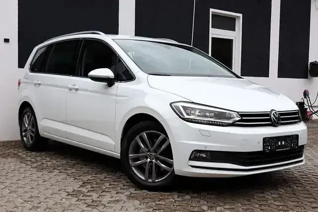 Gebraucht VW Touran Highline 150 PS (110 kW) 2022 Weiß Van / Kleinbus