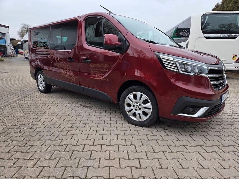 Rot Gebraucht 2024 Renault Trafic Van / Kleinbus | 39.499 € (Teuer) - Bild 1/4