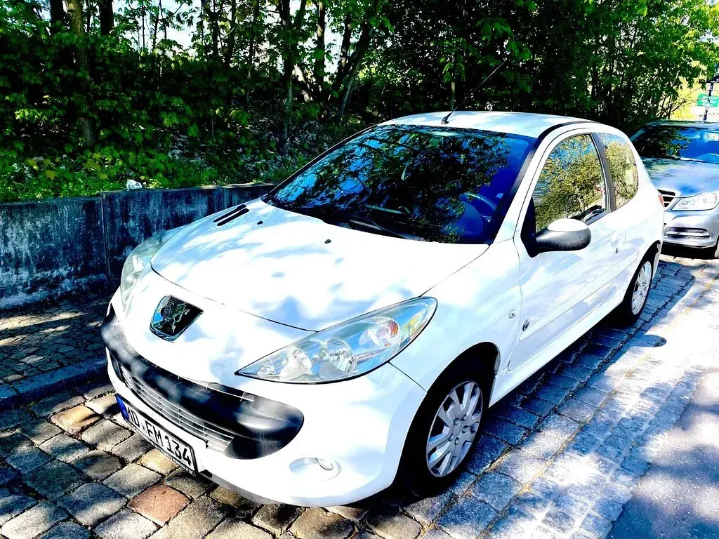 Gebraucht Peugeot 206 60 PS (44 kW) 2012 Weiß Limousine
