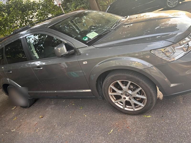 Grau Gebraucht 2011 Fiat Freemont SUV | 8.500 € (Fairer Preis) - Bild 1/4