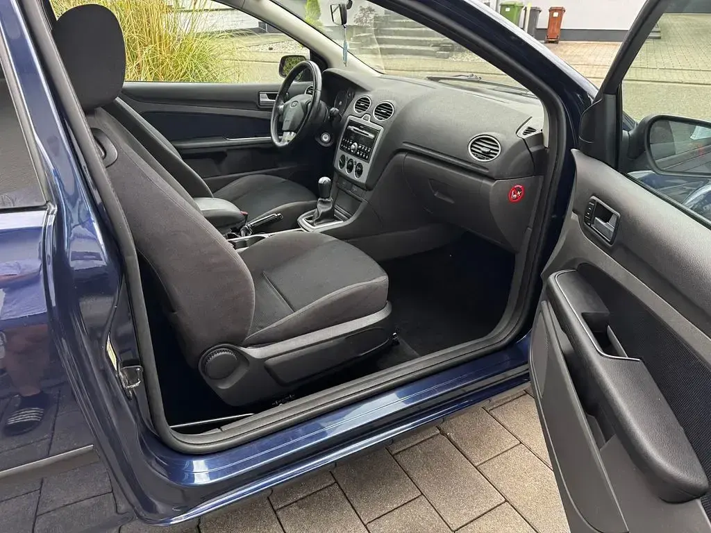 Usata Ford Focus Sport 101 CV (74 kW) 2005 Blu Berlina