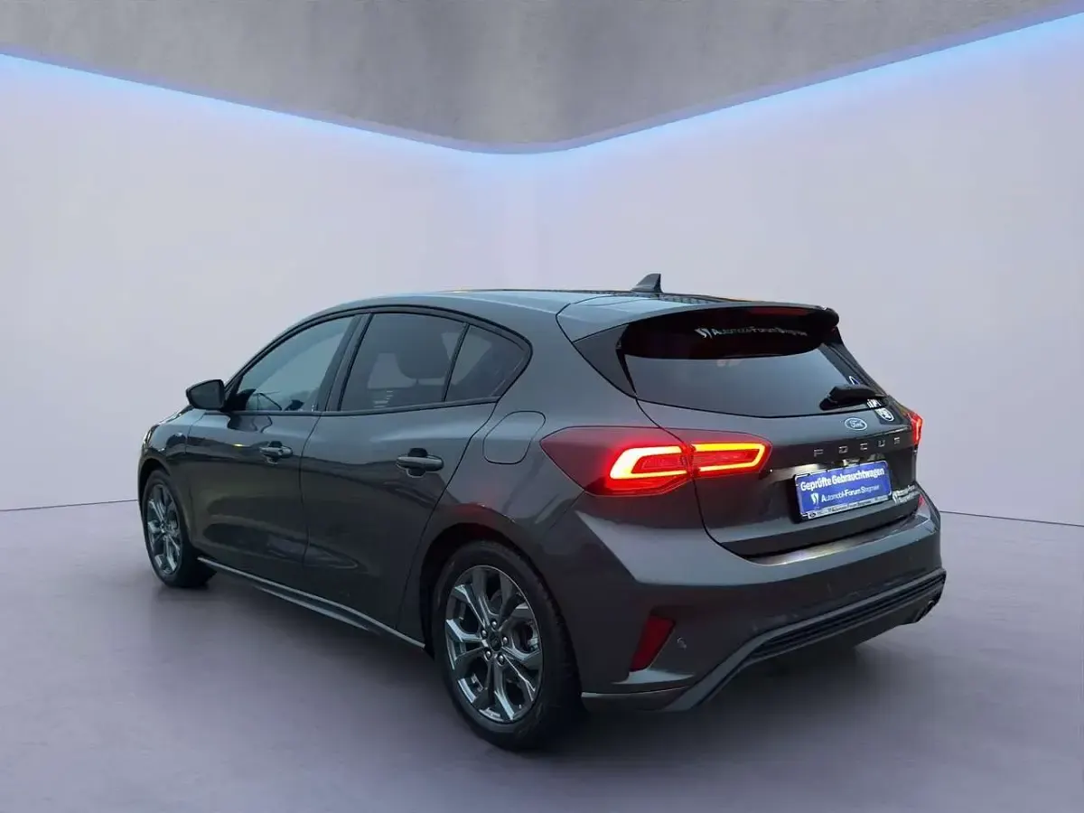 Gebraucht Ford Focus ST-Line X 155 PS (114 kW) 2024 Magneticgrau metallic Limousine