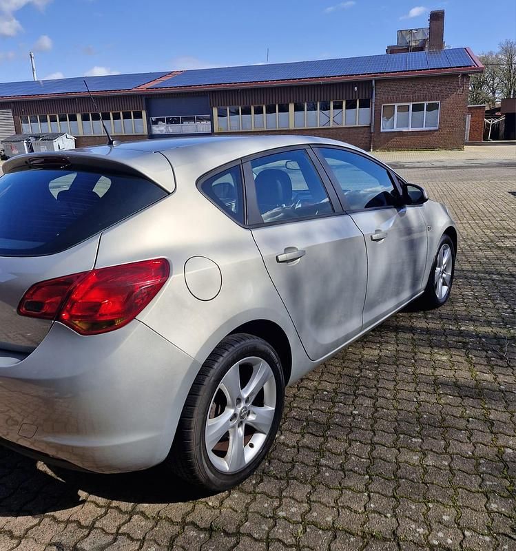 Gebraucht Opel Astra 115 PS (84 kW) 2010 Beige Limousine