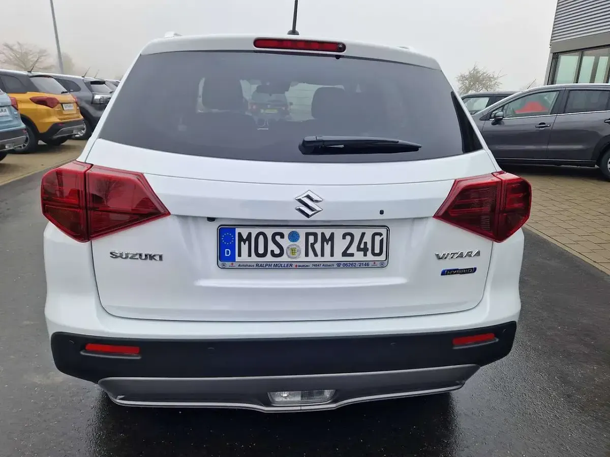 Gebraucht Suzuki Vitara Comfort 116 PS (85 kW) 2023 Cool white pearl SUV