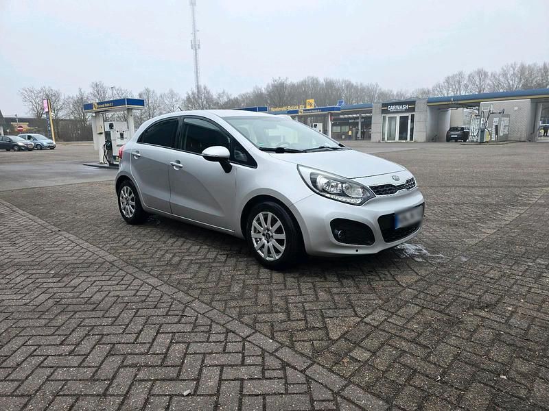 Gebraucht Kia Rio 90 PS (66 kW) 2011 Silber Kleinwagen