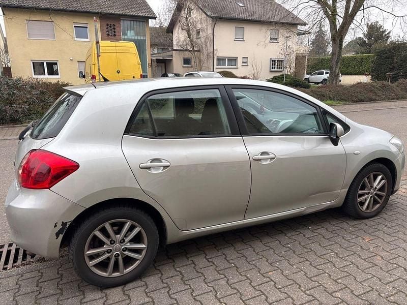 Gebraucht Toyota Auris 132 PS (97 kW) 2009 Silber Kleinwagen