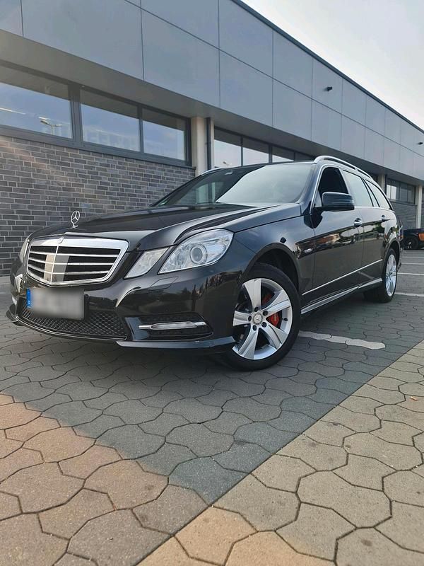 Schwarz Gebraucht 2012 Mercedes E350 Kombi | 13.500 € - Bild 1/4