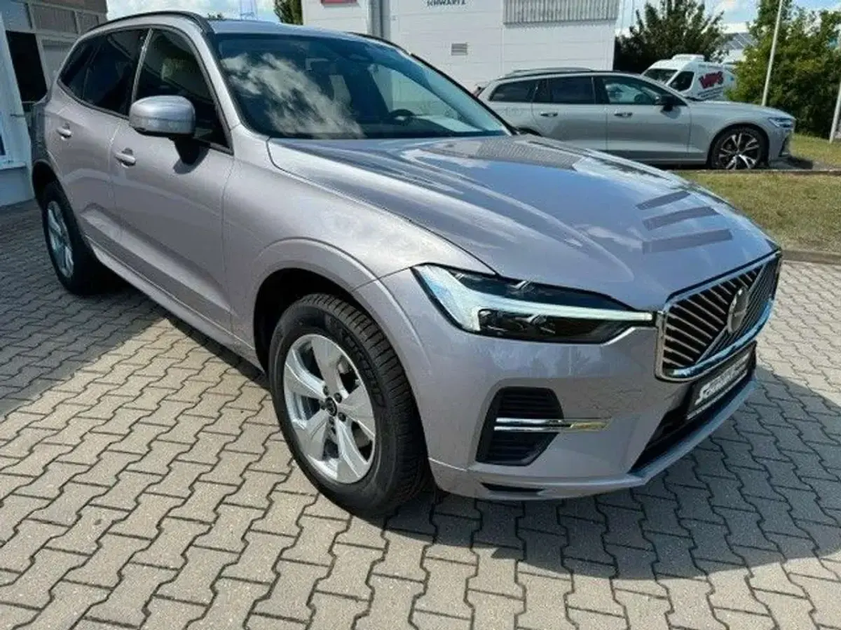 Gebraucht Volvo XC60 Core 250 PS (183 kW) 2025 Aurora silver SUV