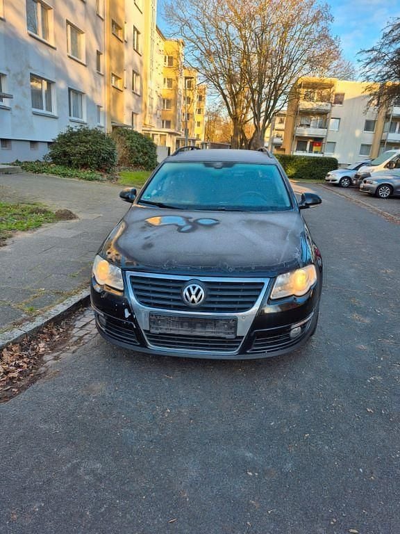 Schwarz Gebraucht 2010 VW Passat Comfortline Kombi | 3.200 € (Teuer) - Bild 1/4