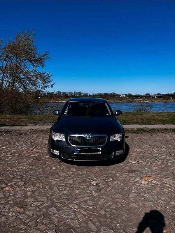 Gebraucht Skoda Superb 128 PS (94 kW) 2011 Grau Limousine