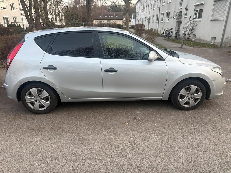 Gebraucht Hyundai i30 109 PS (80 kW) 2009 Silber Kleinwagen