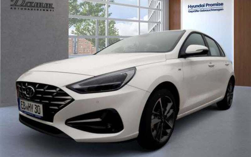 Serenity white mineraleffekt Gebraucht 2023 Hyundai i30 Trend Limousine | 23.990 € (Teuer) - Bild 1/2
