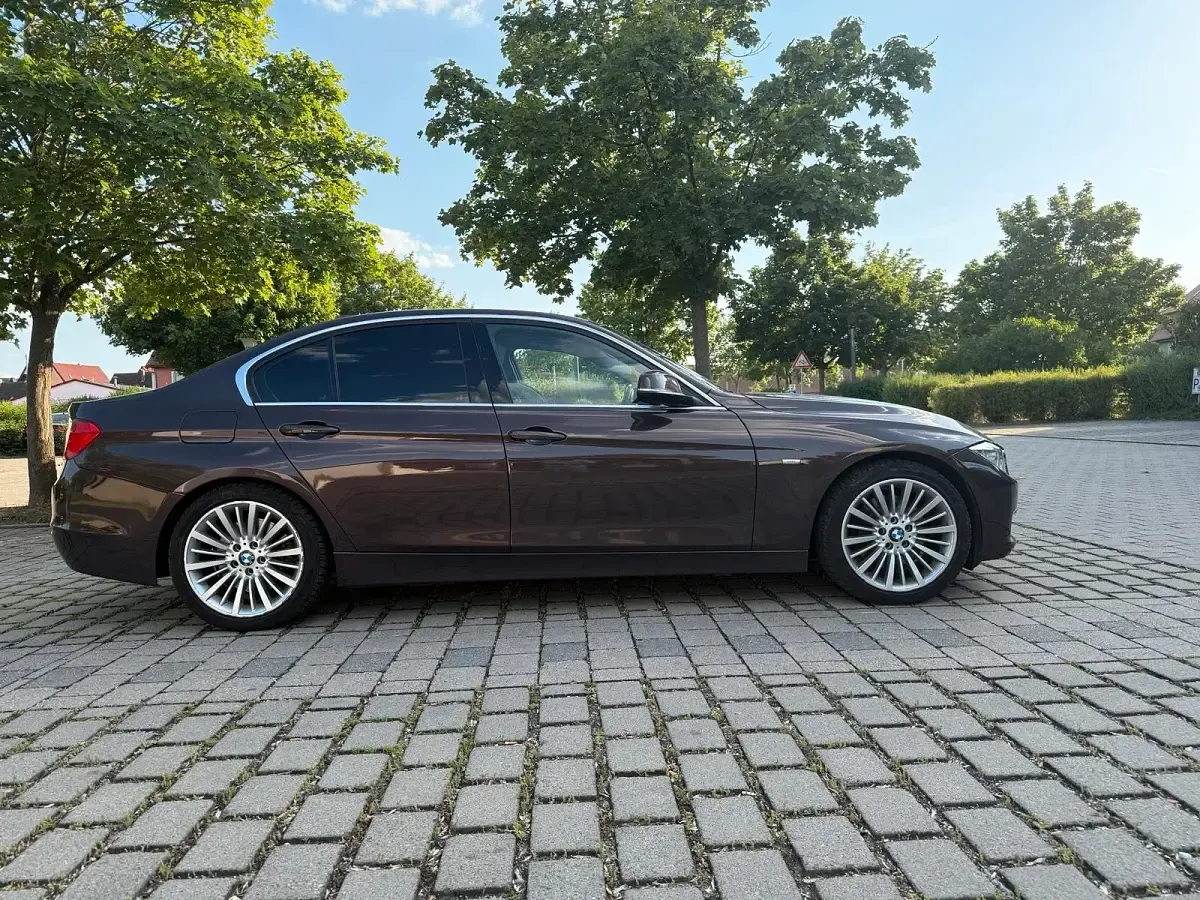 Gebraucht BMW 330 258 PS (189 kW) 2013 Braun Limousine