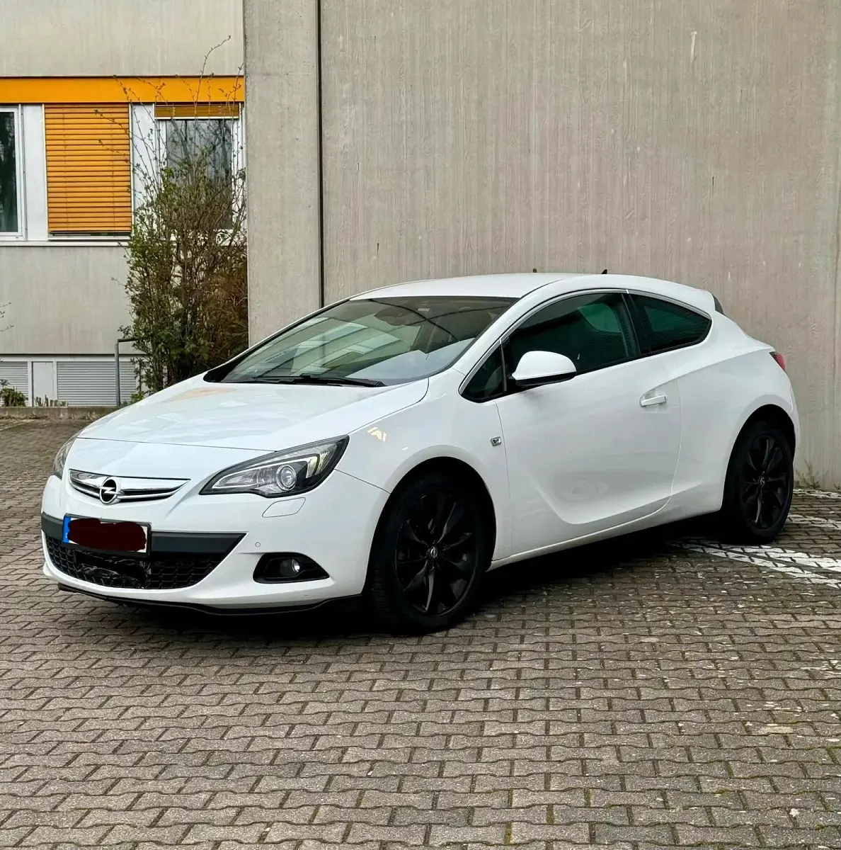 Gebraucht Opel Astra 131 PS (96 kW) 2012 Weiß Coupé