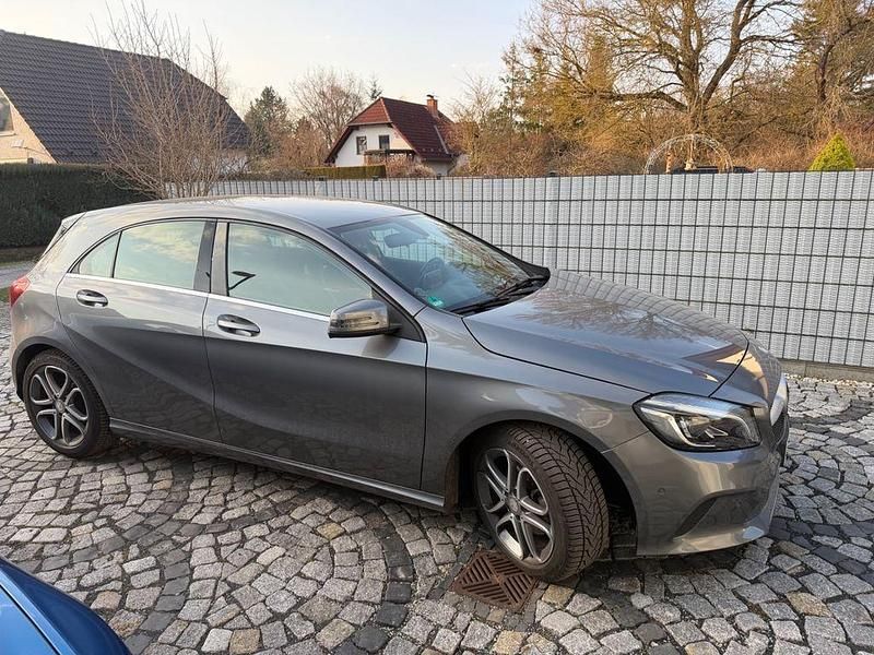 Gebraucht Mercedes A200 Urban 156 PS (114 kW) 2016 Silber Limousine