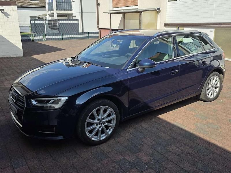 Blau Gebraucht 2017 Audi A3 Sportback Design Kombi | 12.990 € (Superpreis) - Bild 1/4
