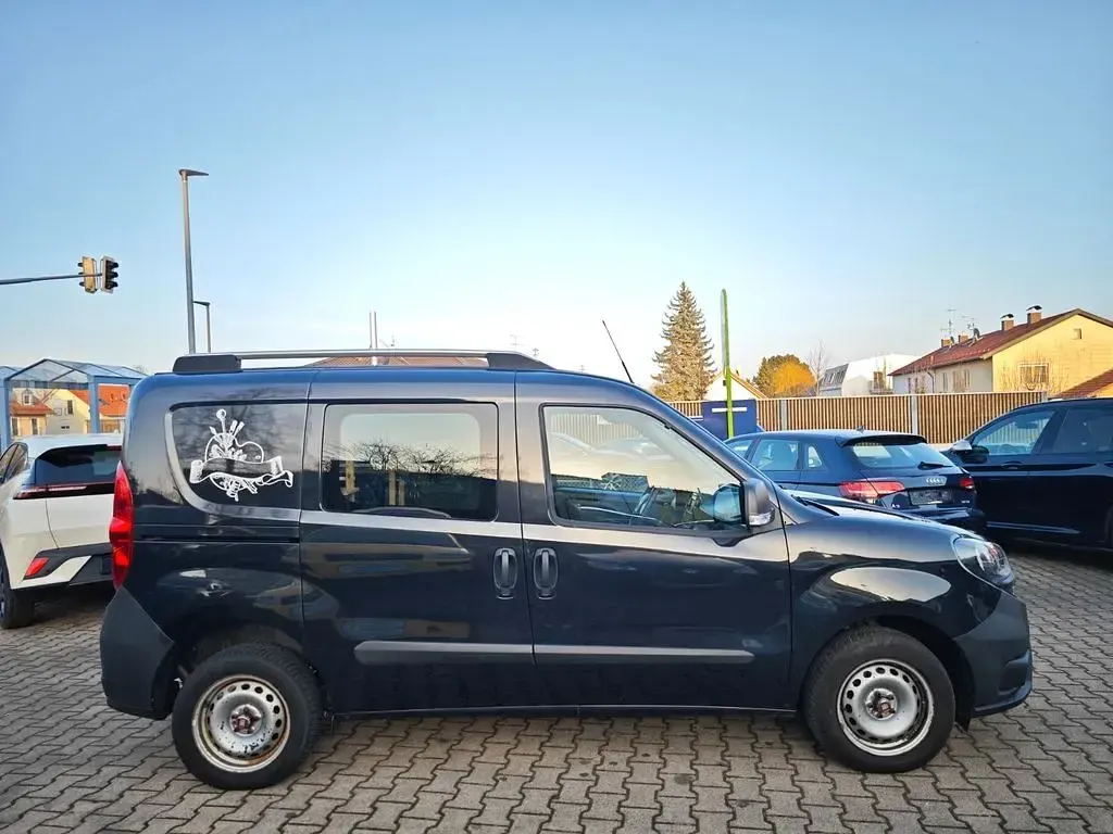 Gebraucht Fiat Doblò Trekking 95 PS (69 kW) 2020 Schwarz Van / Kleinbus