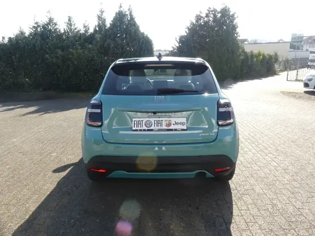 Neu Fiat 600 Icon 110 PS (80 kW) 2026 Blau SUV