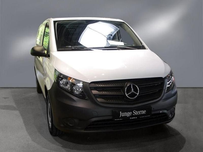 Weiß Gebraucht 2022 Mercedes Vito Van / Kleinbus | 29.619 € (Guter Preis) - Bild 1/4