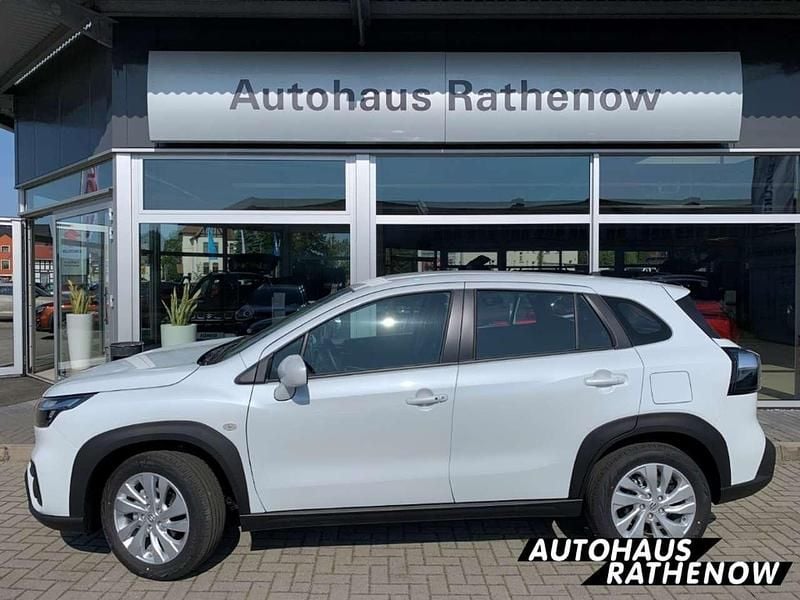 Cool white pearl metallic Neu 2025 Suzuki SX4 S-Cross SUV | 23.000 € (Superpreis) - Bild 1/4