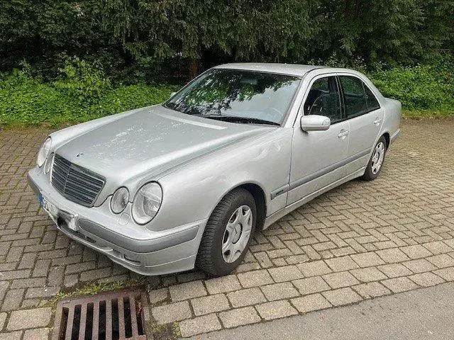 Gebraucht Mercedes E240 170 PS (125 kW) 2000 Silber Limousine