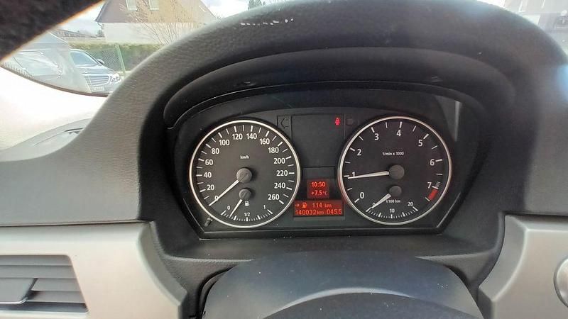 Gebraucht BMW 325 218 PS (160 kW) 2005 Rot Limousine